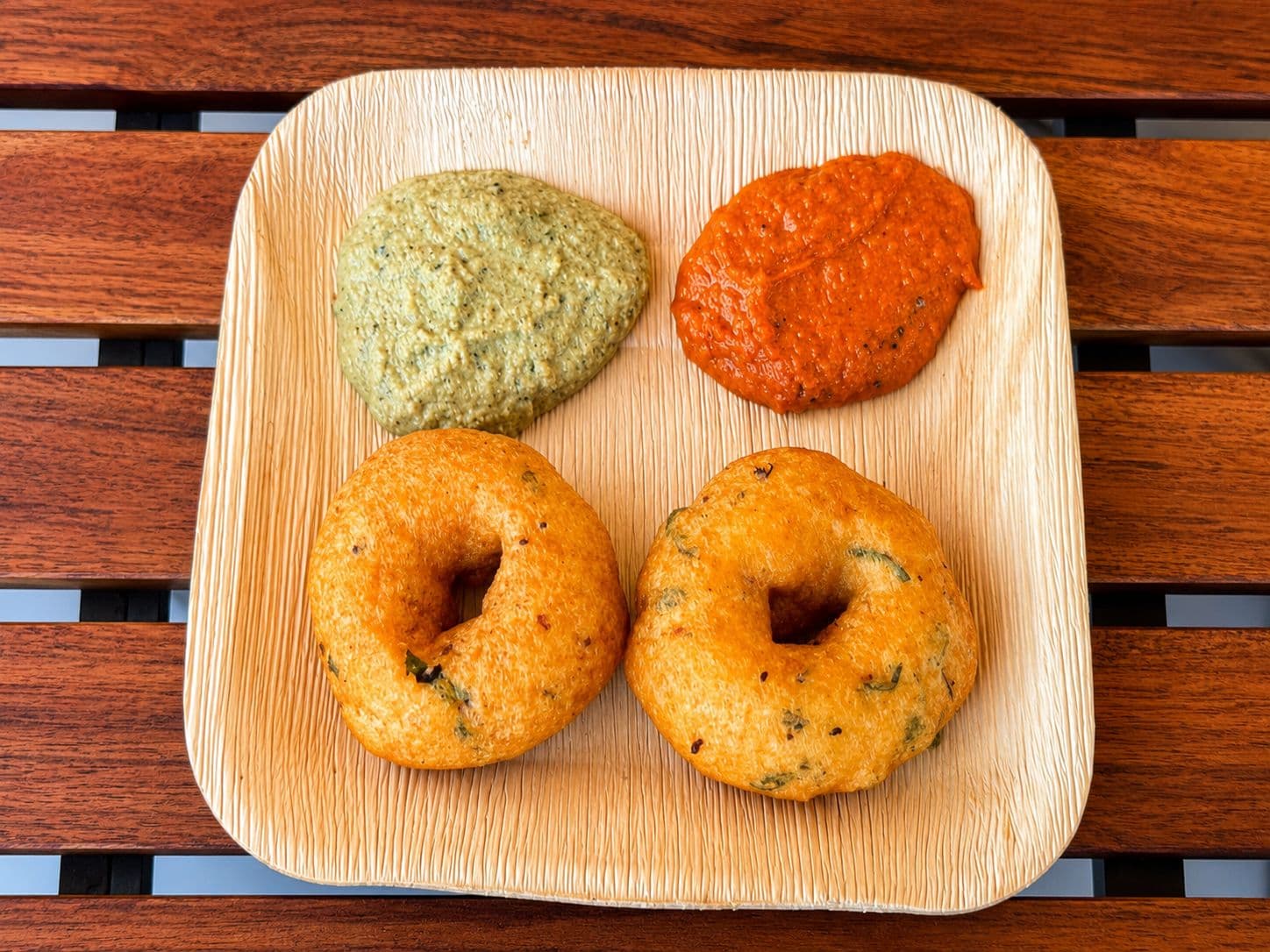 Medu vada with chutney